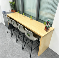 Table de bar moderne en bois avec tabourets, comptoir de bar haut, îlot de cuisine pour bureau ou salle de pause