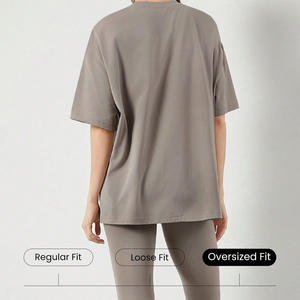 Conjunto de entrenamiento de 2 piezas transpirable con estampado personalizado OEM para mujer, camiseta de tela acanalada, mallas decoradas con botones de encaje para ropa deportiva de gimnasio - Product Image 3