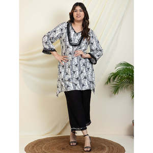 DEEBACO Ensemble coordonné d'été pour femme, grande taille, imprimé floral noir, col en V, tunique en rayonne ornée de dentelle et de perles, pantalon longueur cheville - Product Image 1