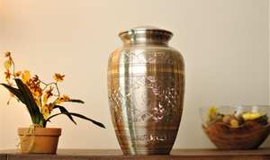 Urna de latón bohemio artesanal para cenizas humanas | Florero de mesa de recuerdo conmemorativo Premium | Urna ligera ecológica para adultos - Product Image 6