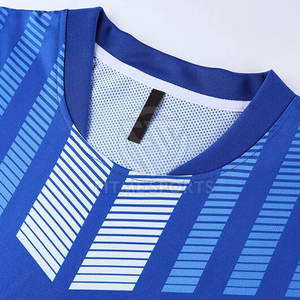 Uniforme de fútbol ligero con tela que absorbe la humedad Jersey de fútbol personalizable y conjunto de pantalones cortos para deportes de equipo - Product Image 2
