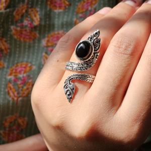 Anillo de Serpiente Elegante Religioso Unisex, Plata de Ley 925 con Incrustaciones de Ónix, Joyería al por Mayor para Bodas, Compromisos, Aniversarios y Fiestas - Product Image 1