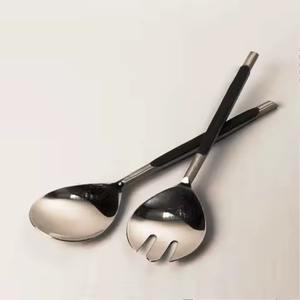 Ensemble de serveurs à salade faits à la main - Outils à salade de haute qualité, métal et bois écologiques, lavables au lave-vaisselle - Product Image 1