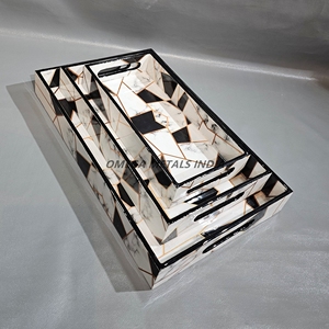 Plateau en bois New Look avec finition noire et blanche brillante et doublure dorée pour un affichage élégant et un service de nourriture - Product Image 3