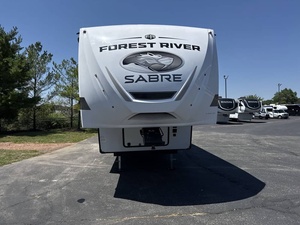 Prêt à être expédié : Camping-car FOorest River Sabre 33RLP d'occasion 2025 - Classe luxe pour voyages en camping-car - Livraison mondiale - Product Image 3
