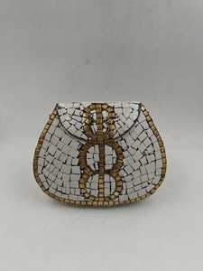 Bolsas tribales de mosaico de metal hechas a medida en blanco y dorado adecuadas para tiendas de bolsos de moda para reventa - Product Image 6