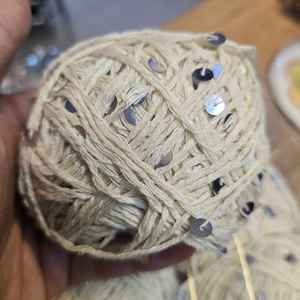 เส้นด้ายปักเลื่อมสีครีมขนาดใหญ่50กรัมเส้นด้าย100% โพลีเอสเตอร์ความแข็งแรงสูง - Product Image 1