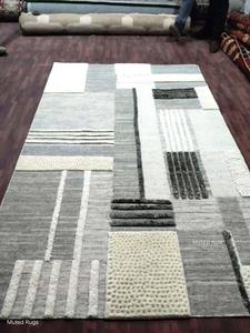 Tapis en laine géométrique moderne |   Tapis à nœuds à texture haute et basse |   Tapis abstrait fait main gris crème |   Décoration de salon et de chambre à coucher - Product Image 3