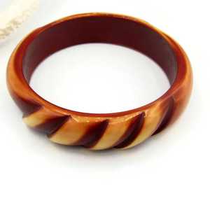 Pulsera de Baquelita Estilo Ángel Vintage de la Mejor Calidad al por Mayor para Mujer, Brazalete de Resina Tallada de Alta Calidad para Niñas - Product Image 1