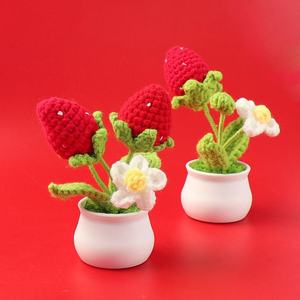 Décoration de scène en forme de petite plante de fraise à double tête, accessoires au crochet finis pour la chambre à coucher, le bureau, les travaux textiles et les créations en tissu - Product Image 2