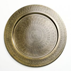 Placa de cargador de latón con acabado antiguo con intrincado arte étnico adecuado para eventos culturales de lujo y exhibiciones en el hogar - Product Image 1