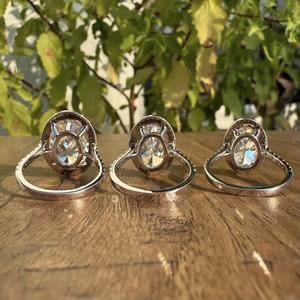 Anillo de Compromiso Solitario con Diamante Moissanita Ovalado Grande, Oro Sólido de 10K-14K, Certificado IGI, Elegante Regalo para Ella - Product Image 6