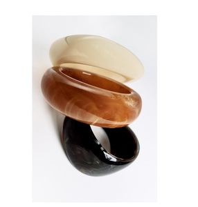 Brazalete de Resina Epoxi Inspiración con Diseño de Puño y Detalles Metálicos, el Más Vendido en India - Product Image 1