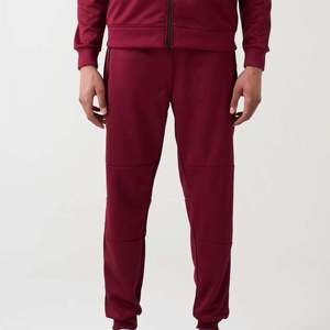 Survêtement technique en molleton rouge pour homme, confortable et élégant avec tissu extensible, parfait pour le fitness, les sports de plein air - Product Image 5