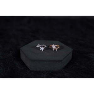 Anillo Romántico Silverings de Plata de Ley 925 con Incrustaciones de Diamantes Geométricos y Baño de Platino y Rodio para Compromiso - Product Image 1