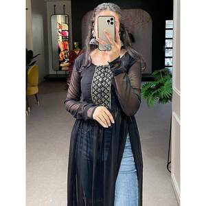 Robes de fête en georgette noire glamour avec broderies - Product Image 3