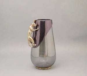 Superbe vase à fleurs gris avec un accent de tigre doré Pièce maîtresse de décoration élégante parfaite pour le salon, la chambre ou le bureau - Product Image 2