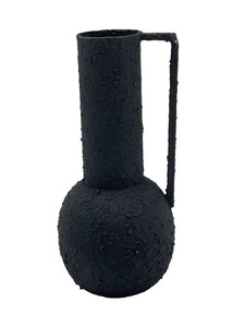 Florero de hierro y metal de estilo antiguo con grabado elaborado y detalles finos para una decoración llamativa en diseños clásicos para el hogar - Product Image 2
