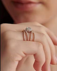 Bague solitaire ronde en or 18 carats avec diamant central de 0.50 ct et diamants latéraux sertis de halo Bijoux de mariée élégants - Product Image 4