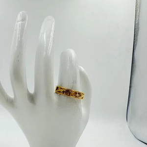 Anillo de latón chapado en oro apilable Accesorio elegante y elegante para estilos en capas o moda minimalista - Product Image 1