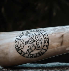 Artesanías naturales hechas a mano personalizadas Stein de cuerno para beber pulido con estilo para entusiastas de la cerveza y el hidromiel - Product Image 1