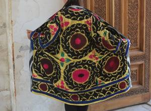 เสื้อแจ็คเก็ตคันธาสีดำแขนยาวผ้าฝ้ายปักลายสีเหลือง คอวี  งานปักครูเวลสำหรับเทศกาล  ชุดลำลองสไตล์ซูซานีทำมือ - Product Image 2