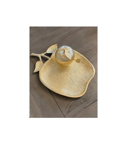 Plateau de service en métal de style vintage classique avec un design en relief lourd idéal pour servir ou exposer des objets de collection - Product Image 5