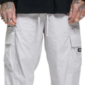 Pantalon utilitaire gris clair Style Streetwear Tissu durable Poignets de cheville réglables Poches zippées cachées Coupe moderne Confort de tous les jours - Product Image 6