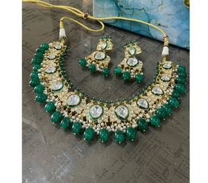 Atractivo Juego de Collar y Aretes Clásicos de Moissanita Chapados en Oro de Primera Calidad para Bodas, Compromisos y Fiestas - Product Image 1