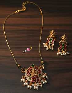 Achetez le dernier ensemble de bijoux de temple plaqué or mat en gros, collier pendentif Lakshmi avec boucles d'oreilles à clous par Exportres - Product Image 2