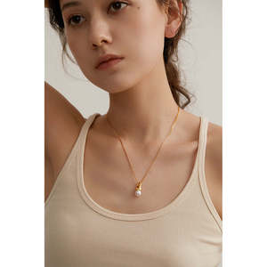 Collana con Ciondolo di Perla d'Acqua Dolce Singola e Diamante, Placcata in Oro, Catena Trendy a Forma di Bambù con Numero e Farfalla per il Buddhismo - Product Image 2