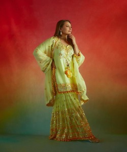 Modern Best Price Silk Top Pant Dupatta Set: Conjunto moderno de Top pantalón de seda dupatta disponible a los mejores precios, ofreciendo inmejorable - Product Image 5