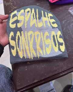 Gorro de punto clásico con material transpirable para atuendos cotidianos. - Product Image 3