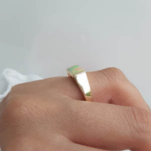 Bague signet unisexe en or jaune pur 14K avec opale naturelle d'Éthiopie Welo taille émeraude, sertie clos, 2 carats, large, pierre de naissance d'octobre - Product Image 4