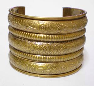 Bracelet jonc élégant en cuivre plaqué métal segmenté en résine noire de luxe pour femmes, chaîne fine tendance, bordure de bracelet, poli haute brillance - Product Image 1