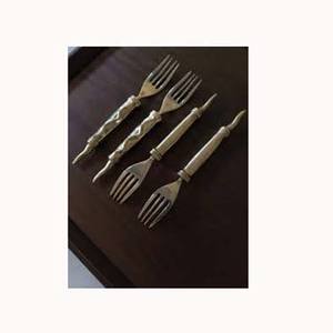 Cubiertos de metal al por mayor de alta calidad, artículos de venta hechos a mano, juego de cubiertos con mango único Chapado en tono dorado para uso doméstico y hotelero - Product Image 1