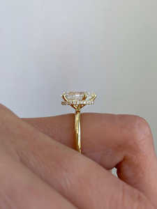 Lujosos Anillos de Compromiso de oro macizo de 18 quilates con 5 garras ocultas de Halo solitario para mujer, adornados con diamantes cultivados en laboratorio de corte de pera - Product Image 5