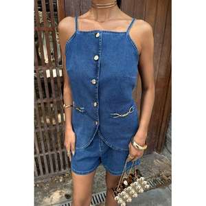 Conjunto de Top Corto y Pantalones Cortos Vaqueros con Botones y Accesorios Dorados 10173 con Elementos de Moda - Product Image 4