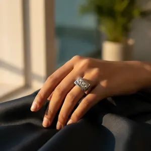 แหวนแฟชั่นผู้ชายชุบแพลตตินัมโรเดียม ประดับพลอยสีขาว-ได้รับการรับรองจาก IGI - Product Image 2