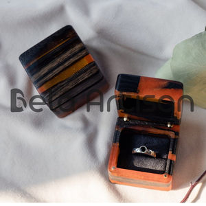 Elegante Caja de Anillo de Compromiso Personalizada, Hecha a Mano con Resina y Madera, Regalo Único para Propuestas y Bodas - Product Image 6