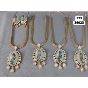 Offre Spéciale collier pendentif Kundan ensemble avec Tikka assorti et boucles d'oreilles Collection de bijoux de mariage disponible au meilleur prix - Product Image 1