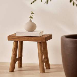 Taburete de madera de diseño audaz que aporta carácter, calidez y valor funcional al diseño de muebles de interior. - Product Image 1