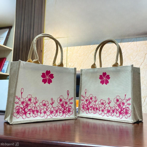 Bolsa de yute de tamaño mediano más vendida, diseño personalizado, Impresión de logotipo, transferencia de calor, Material PP, bolsa de compras colorida hecha en Vietnam - Product Image 2