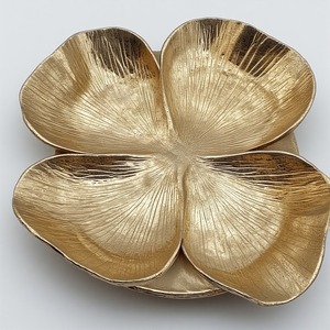 Servidor de frutas secas de aluminio hecho a mano con cuencos en forma de hoja triple en acabado dorado para comedor decorativo y utilidad de servicio. - Product Image 3