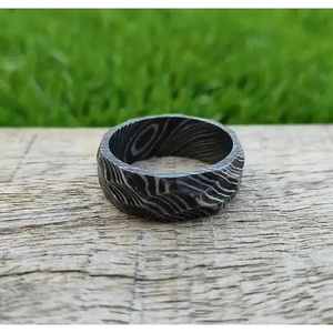 Bague en acier inoxydable faite à la main avec belle boîte cadeau cadeau de mariage personnalisé pour cadeau personnel ou d'anniversaire - Product Image 2