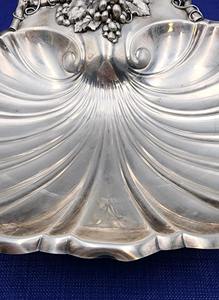 Bol de service en argent de style coquillage artistique avec motif de raisins, idéal pour la présentation de fruits et de collations et pour la décoration de table - Product Image 3