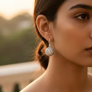 Pendientes de Bola de Cristal Plateado Deslumbrantes para Mujer, Elegante Accesorio de Joyería - Product Image 2