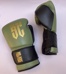 Gants de boxe professionnels d'intérieur personnalisés de 12 oz en cuir de vache véritable avec crochet et boucle de protection UV respirante - Product Image 5
