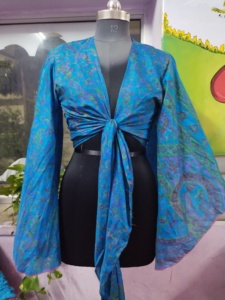 Elegante Top corto de seda modesto con cuello en V profundo, mangas largas de campana y corbata frontal envolvente, estilo informal, cómodo para el día o la noche - Product Image 3