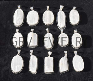 Vente en gros de pendentifs ethniques en argent sterling 925 faits à la main en sélénite naturelle pour mariage, fiançailles, anniversaire - Product Image 5